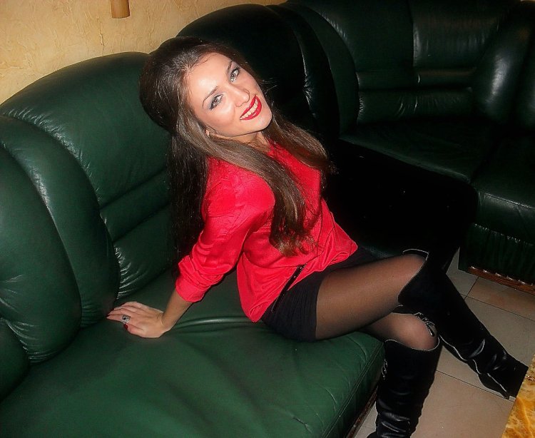 Девушки в сапогах и колготках