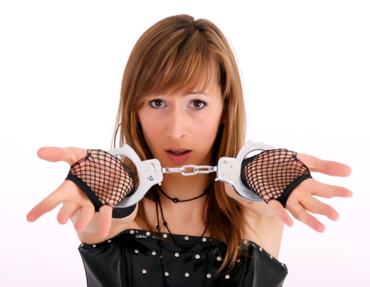 Взрослая женщина в наручниках