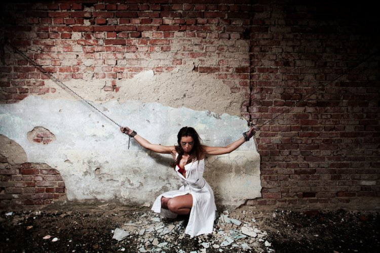 Девушка прикована к стене