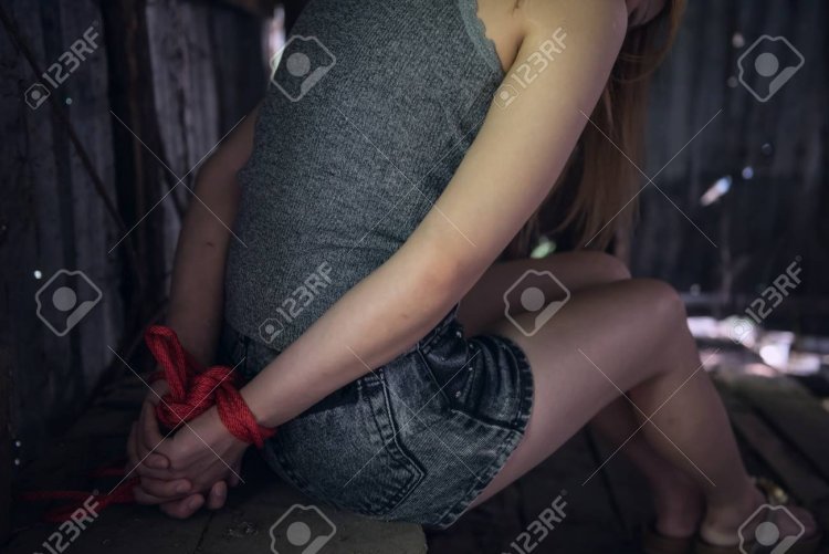 Связанные похищенные девушки