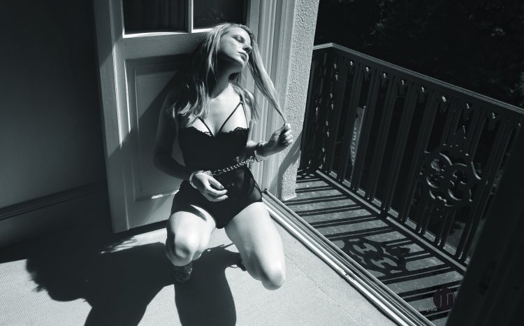 Девушки наручники блондинка