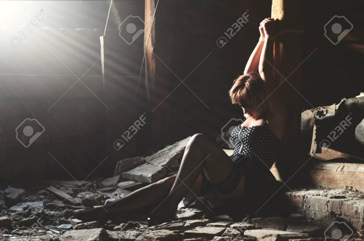 Прикованная к стулу девушка