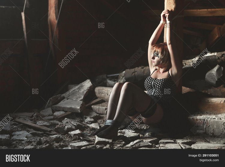 Женщина прикована к стене