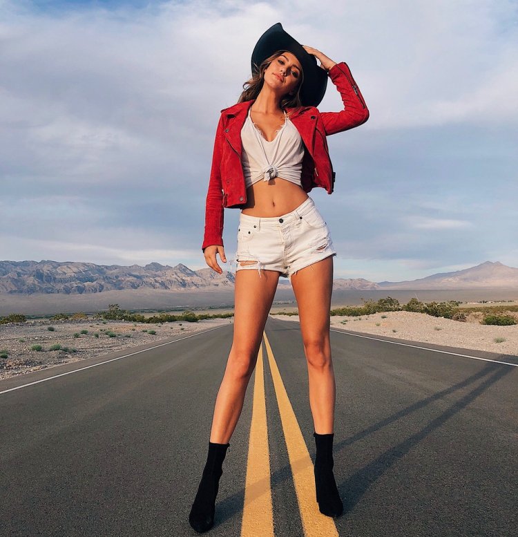 Девушки в джинсовых мини