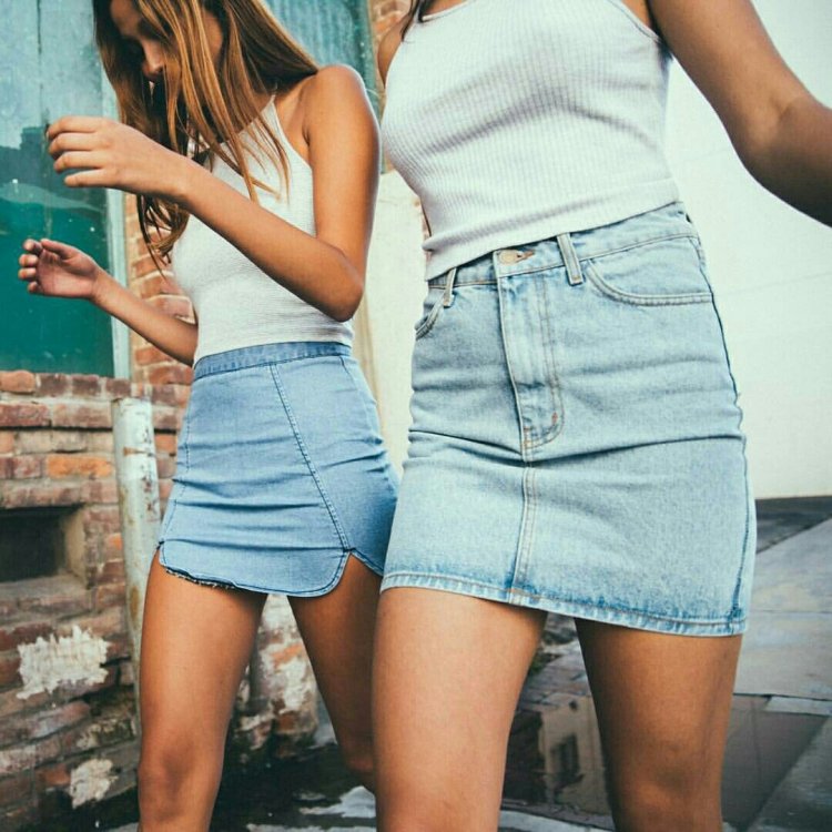 Джинсовая мини юбка чулки