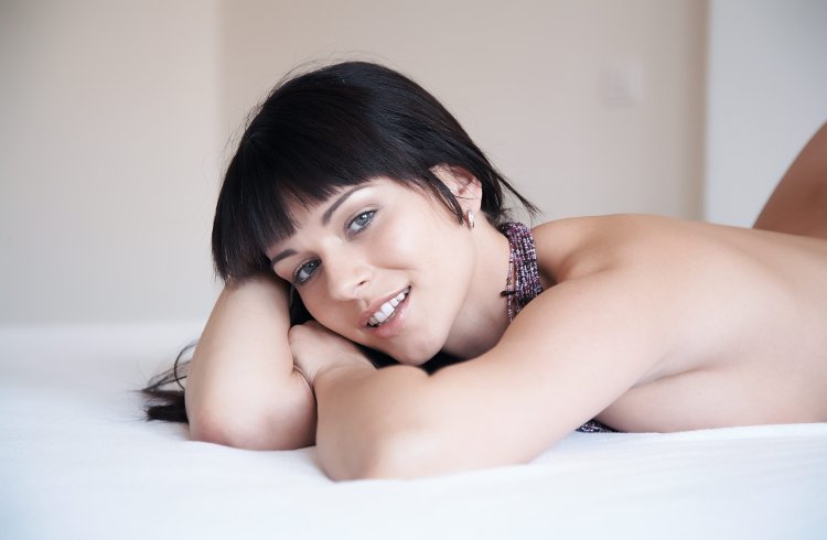 Миниатюрная брюнетка