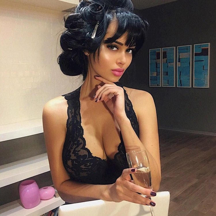 Кристина Базан брюнетка с челкой