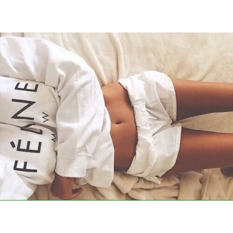 Девушка в пижаме на кровати