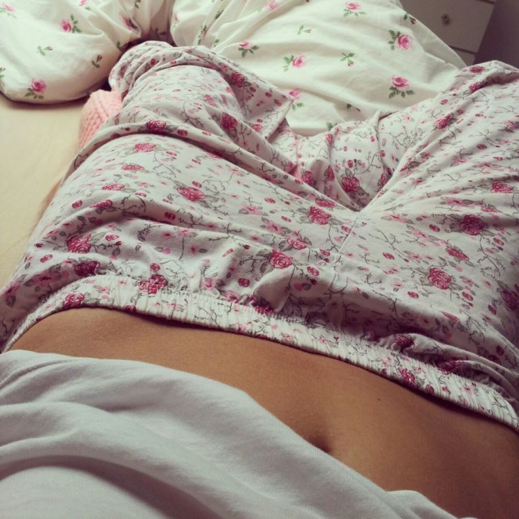 Девушка в пижаме без лица на кровати