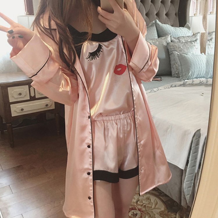 Девушка в пижаме без лица