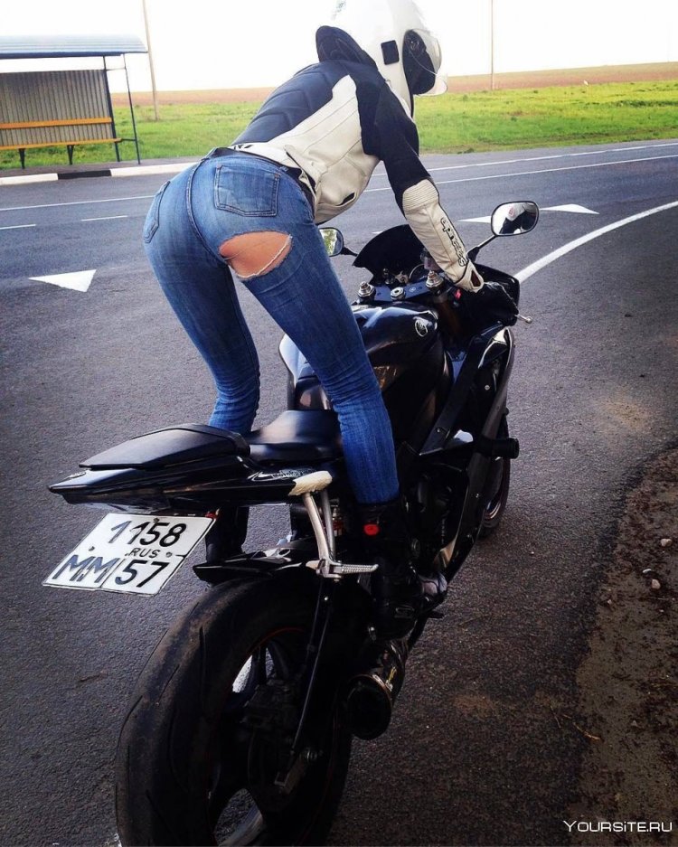 Девушка на мотоцикле попа