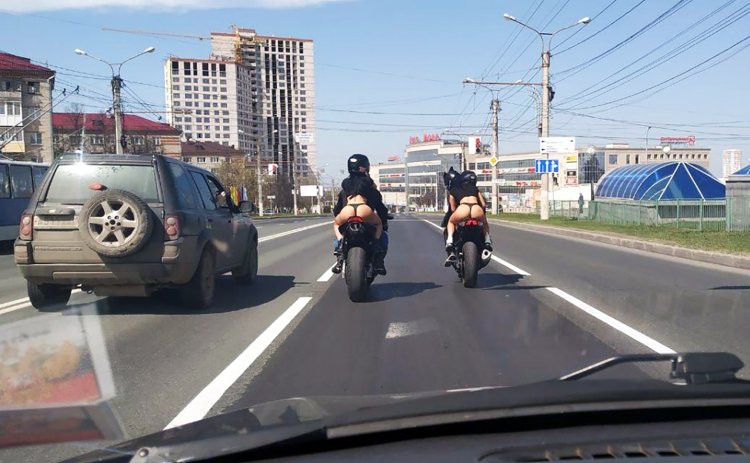 Девушки в стрингах на мотоциклах