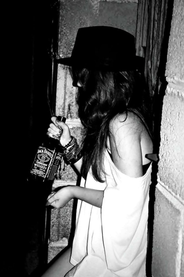 Девушка с бутылкой
