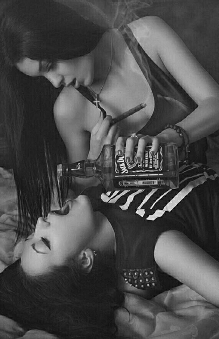 Девушка и виски эротично