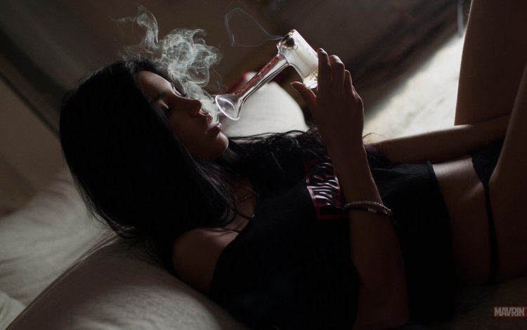 Девушка с сигаретой