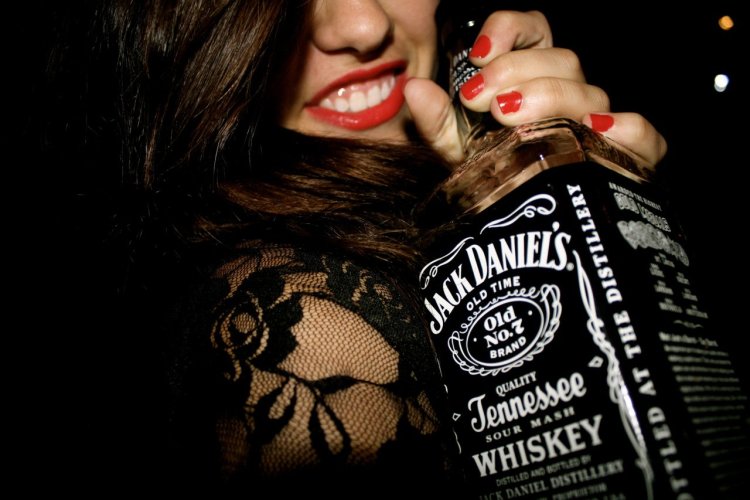 Джек Дэниэлс и девушки