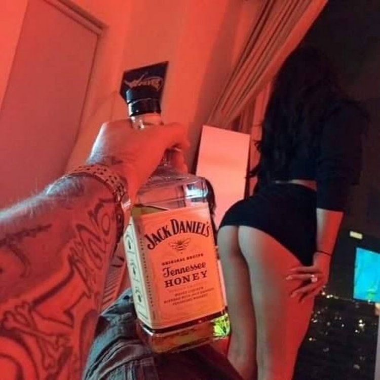 Топовые девушки с алкоголем