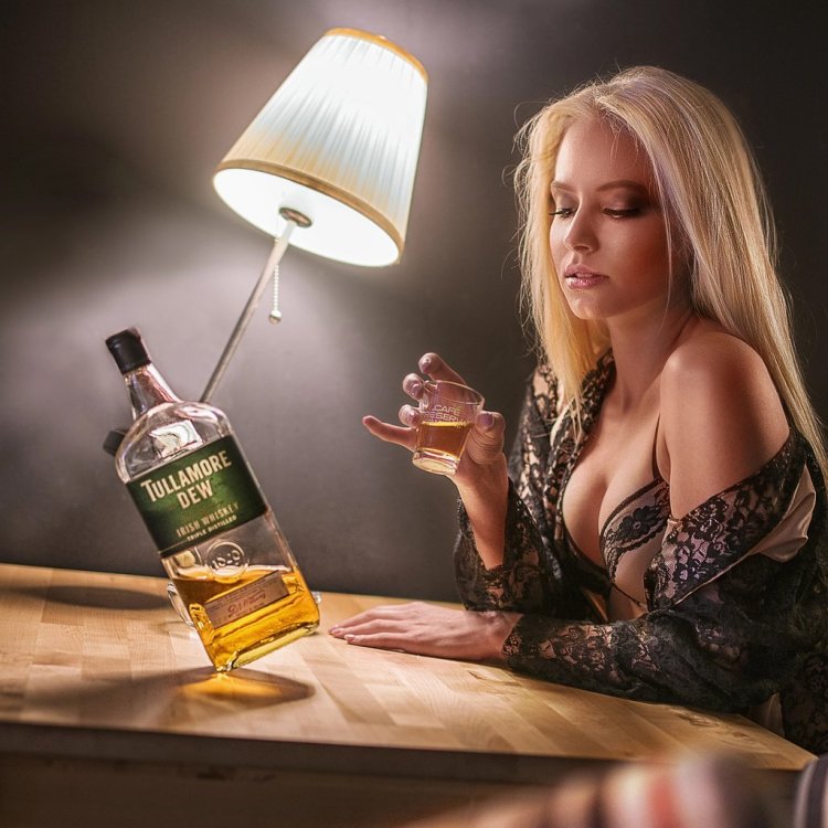 Блондинка с вискарем