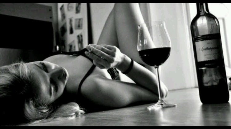 Девушка с бутылкой вина