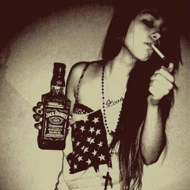 Девушка в очках с Jack Daniels арт