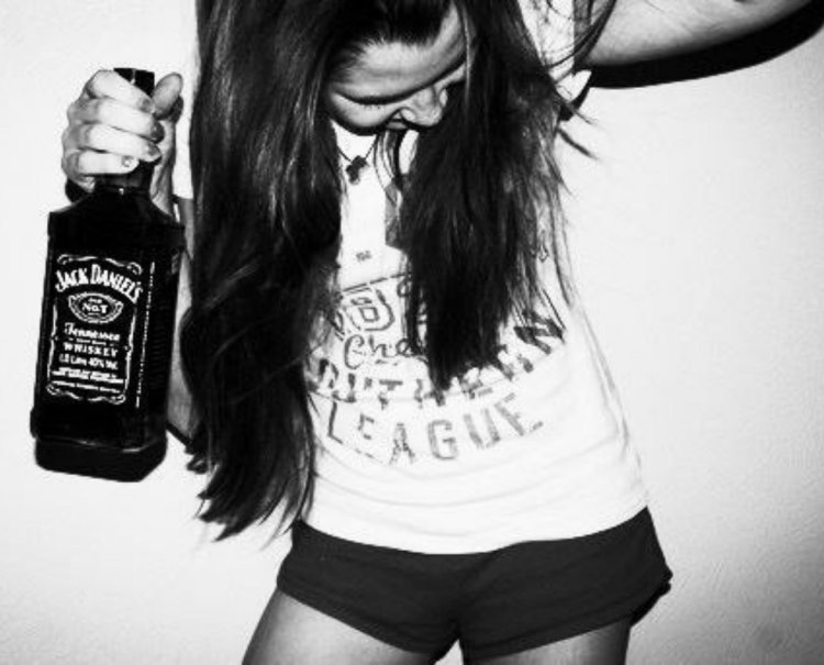 Девушка с бутылкой на аву