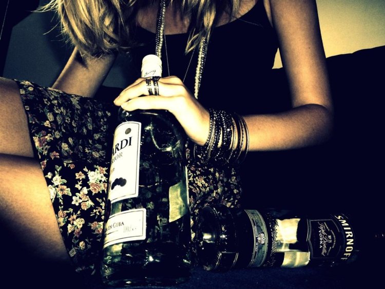 Девушка с бутылкой