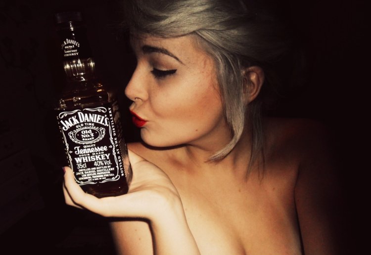 Девушка с Джек Дэниэлсом