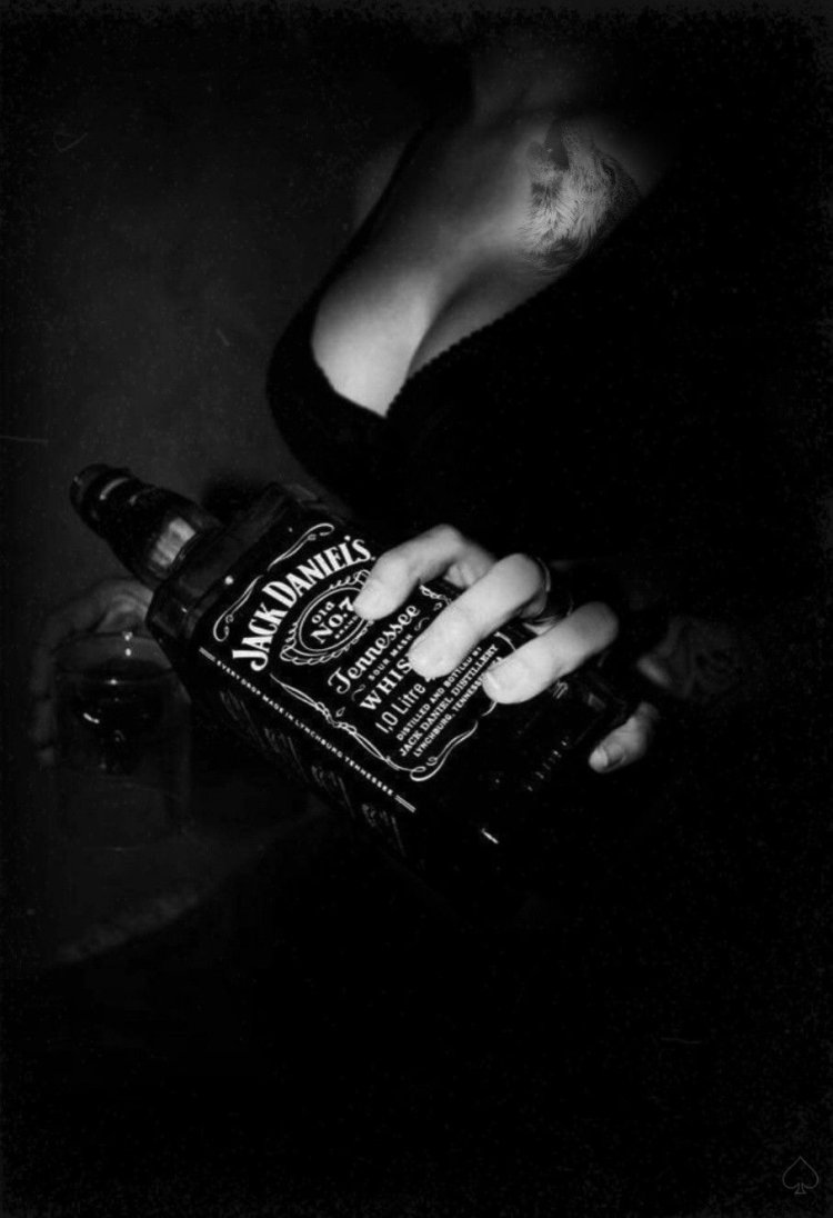 Девушка с бутылкой Джек Дэниэлс