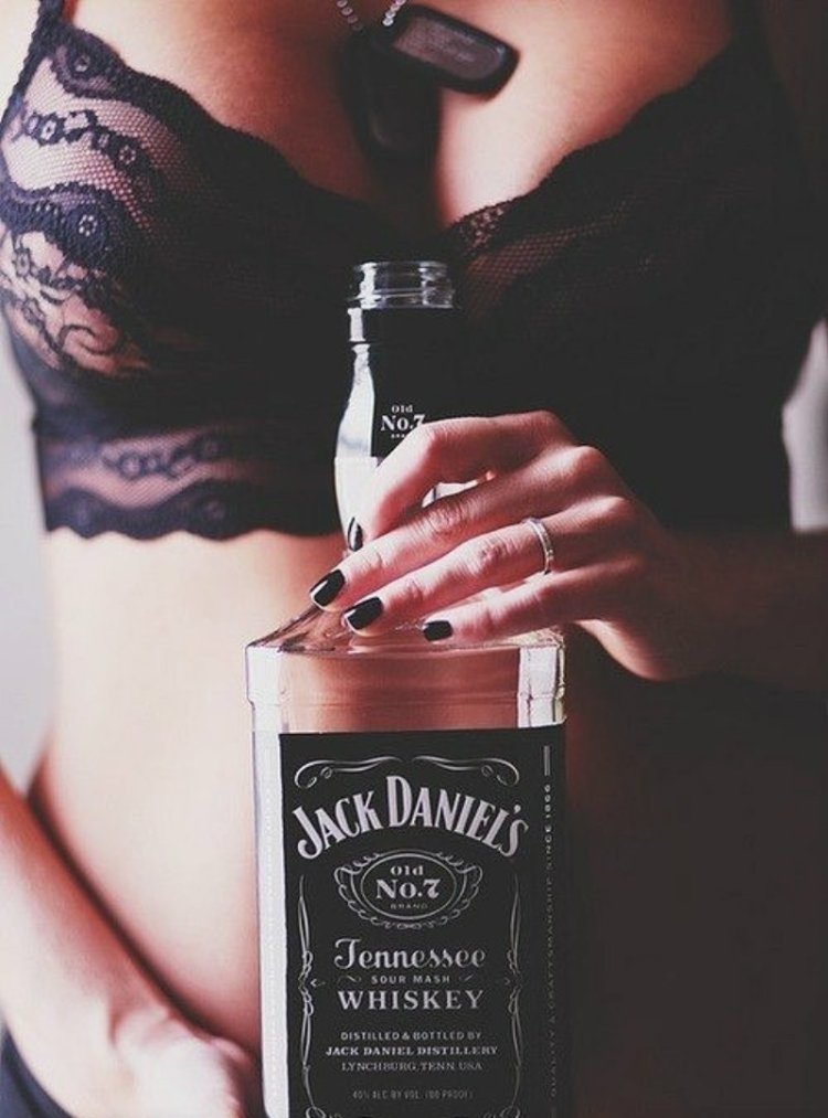 Джек Дэниэлс виски девушка