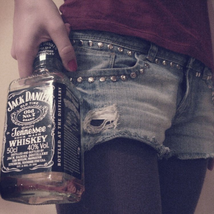 Джек Дэниэлс друг женщины