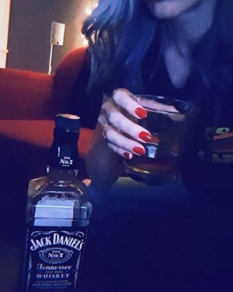 Девушка с бутылкой в руке