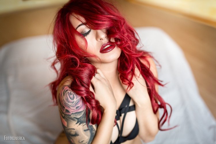 Красноволосая девушка с тату