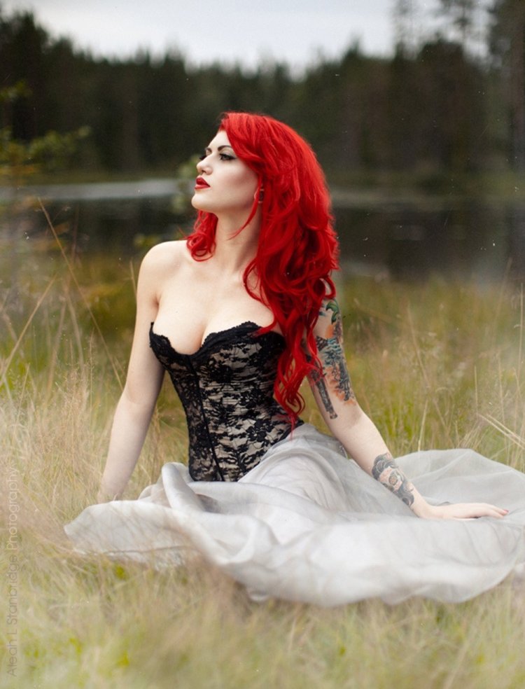 Скарлет Тейлор с красными волосами