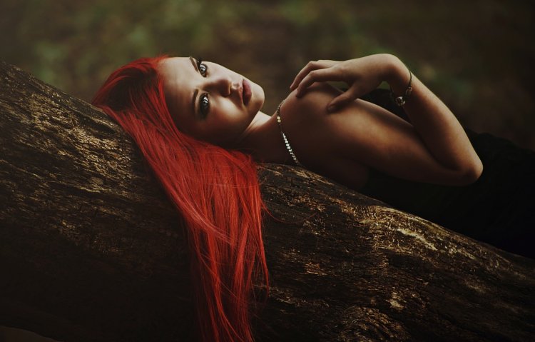 Девушка с красными волосами