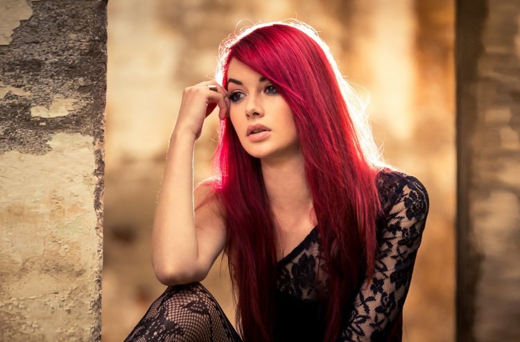 Николь Шиа с красными волосами