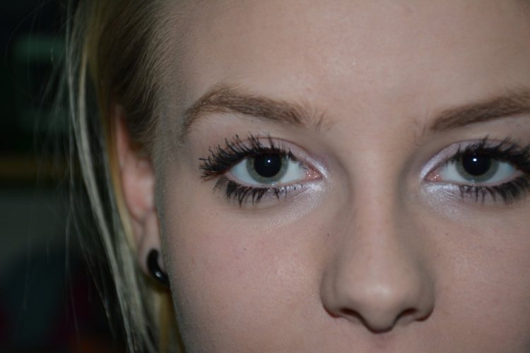 Девушка с большими зрачками