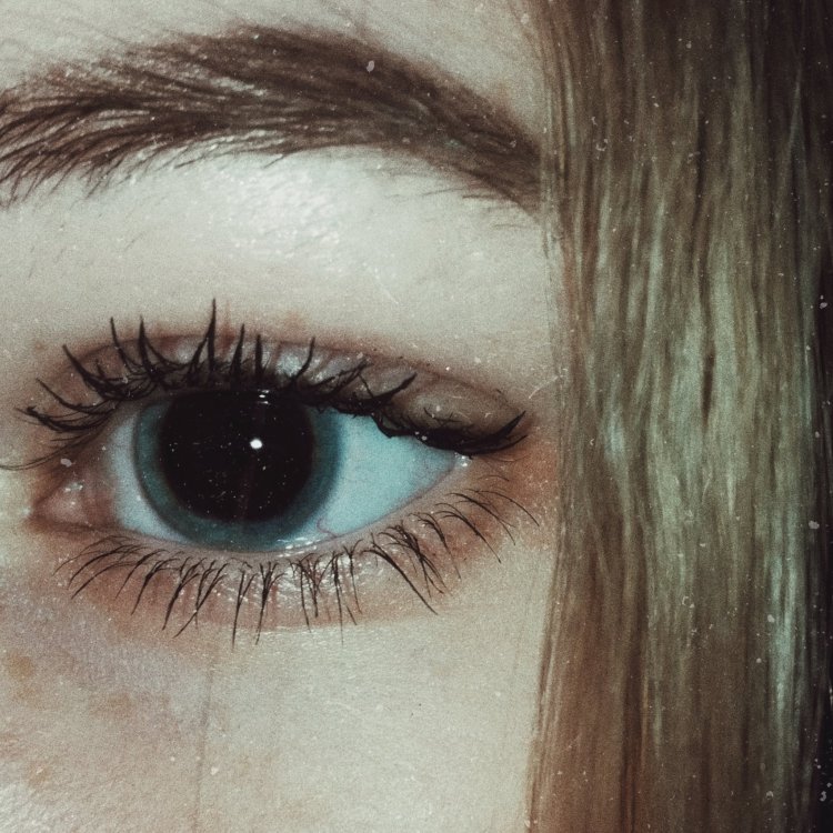Девушка с большими зрачками