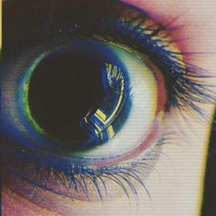 Девушка с большими зрачками