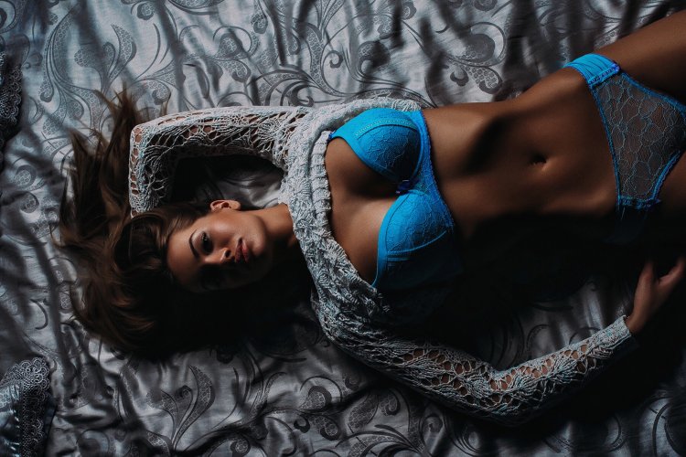 Девушка в синем белье