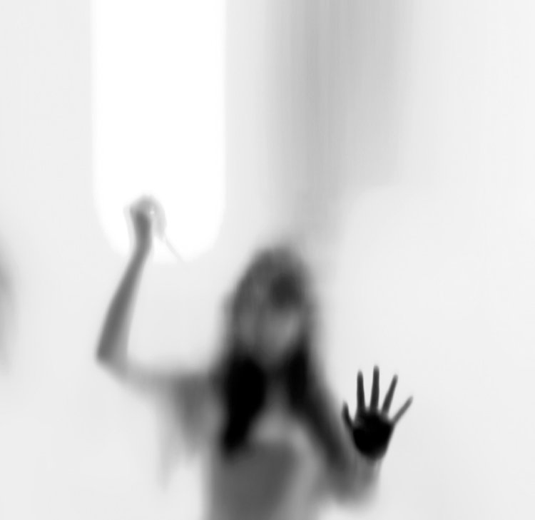 Женский силуэт за матовым стеклом