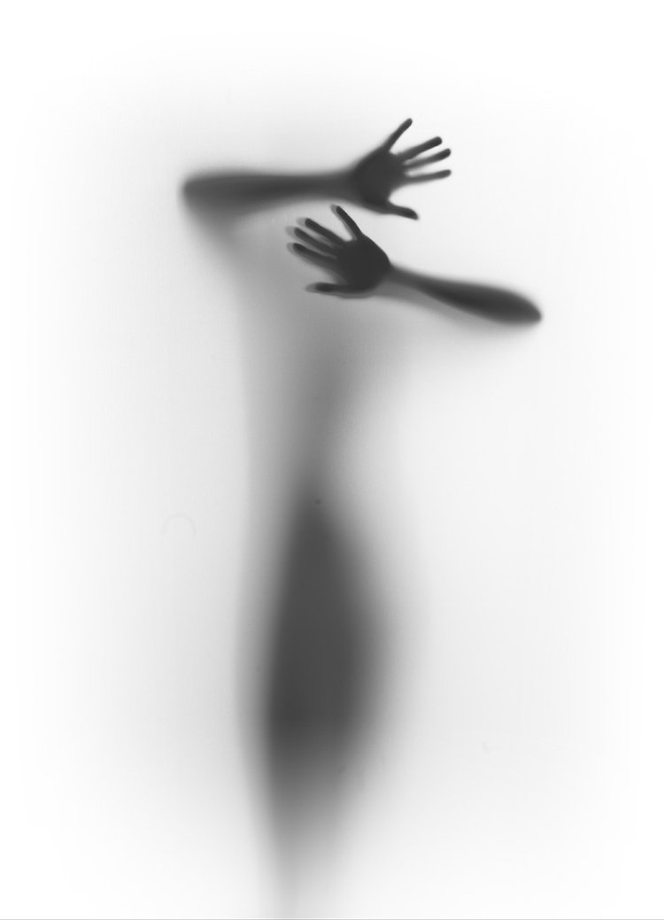 Силуэт за стеклом