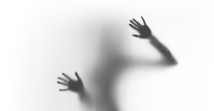 Женский силуэт за стеклом