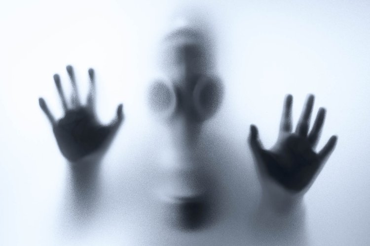 Женский силуэт за стеклом