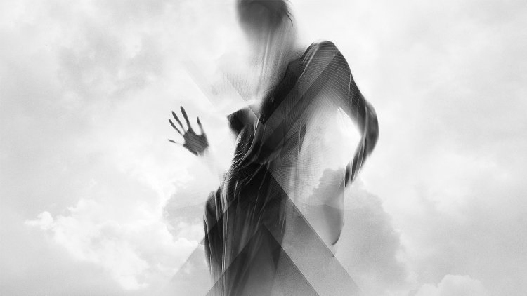 Женский силуэт за стеклом