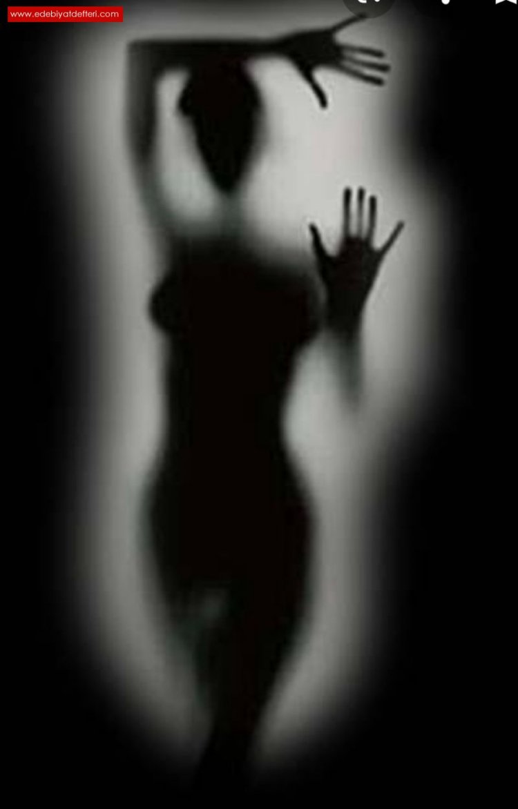 Девушка прислонилась к стеклу