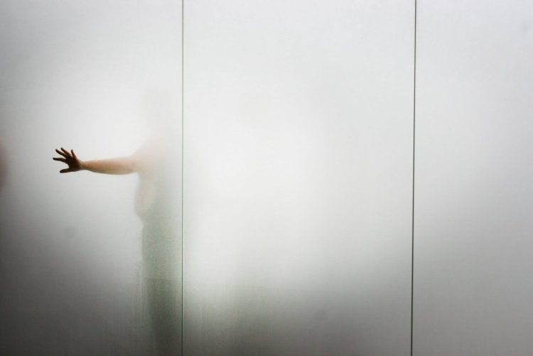 Силуэт девушки за матовым стеклом