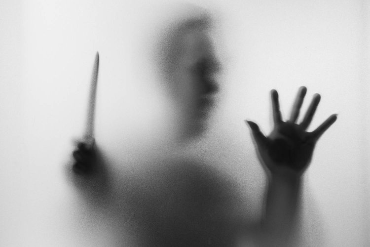 Женский силуэт за стеклом