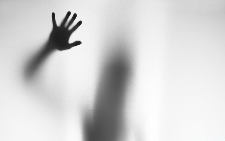 Женское тело за стеклом