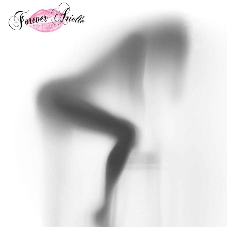 Женский силуэт за стеклом