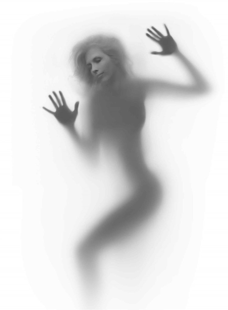 Размытый женский силуэт